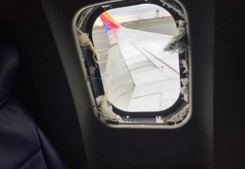 Mulher morre ao ser sugada por janela de avião durante pouso