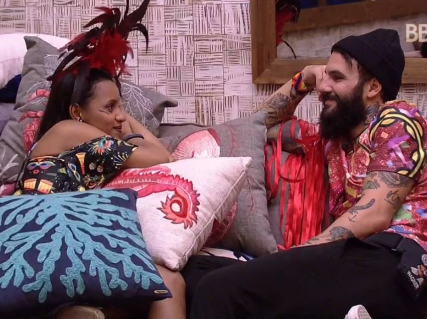 Ex-bbb Wagner cumpre promessa e faz tatuagem em homenagem a Gleici