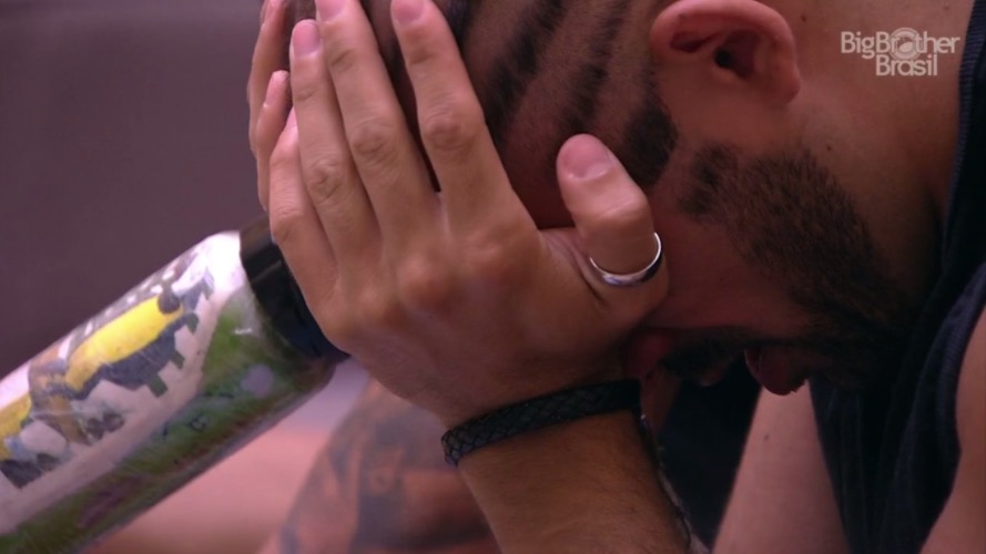 BBB18: Kaysar recebe surpresa e cai no choro ao ouvir voz de mãe