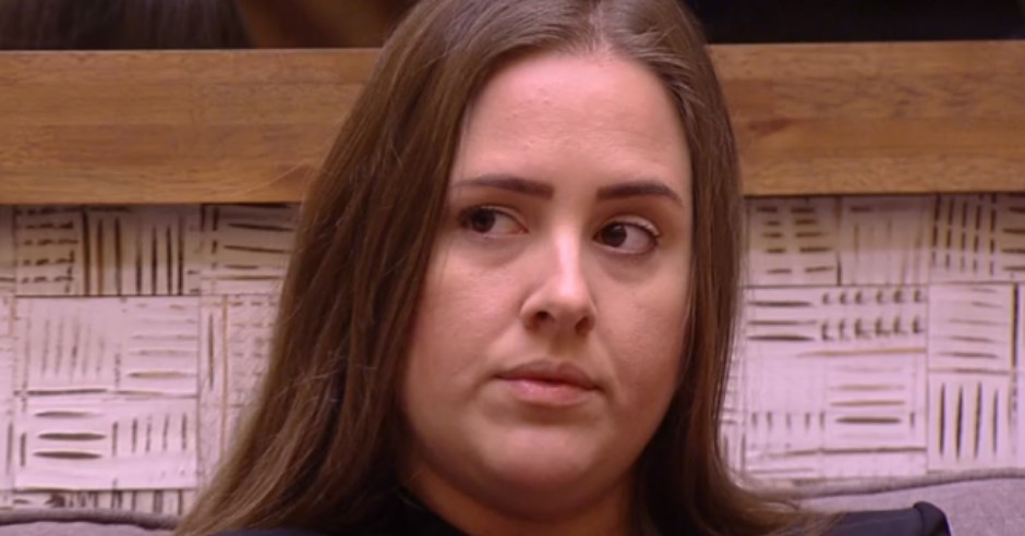 Tentando abandonar má fama, ex-bbb Patrícia radicaliza no visual: 'mudar é preciso'