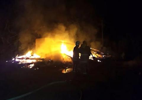 Crianças morrem carbonizadas após deitarem para dormir e quarto pegar fogo