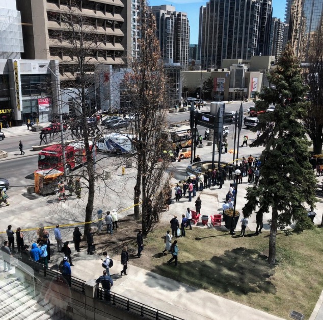 Van sobe em calçada e atropela pedestre em Toronto