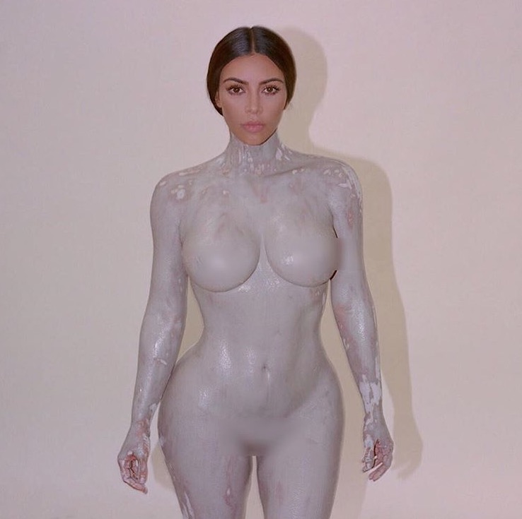  Kim Kardashian faz nu frontal e quebra internet mais uma vez