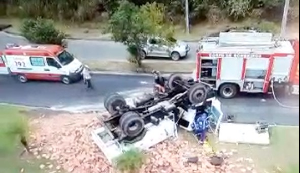 Carreta tomba e motorista fica preso às ferragens em Manaus