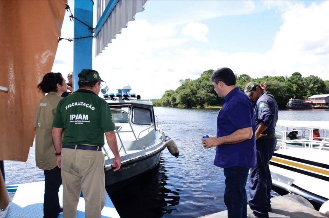 Operação fiscaliza flutuantes sem licenças ambientais em Manaus