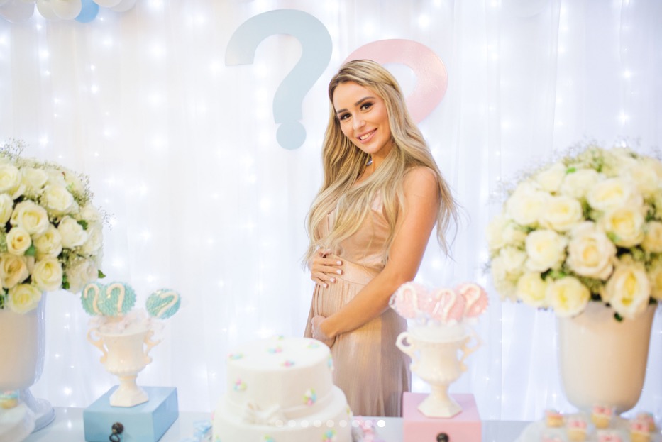 Ex-BBB Letícia revela sexo de segundo bebê com deputado