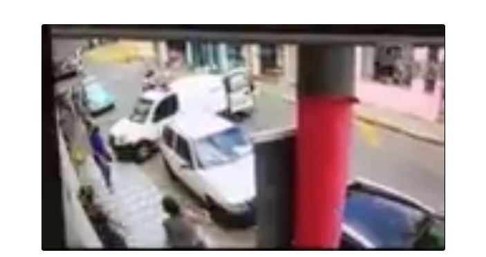 Idoso é arrastado por rua após despencar de ambulância desgovernada