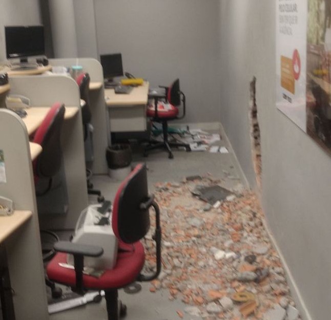 Bandidos invadem agência e fazem rombo em cofre de banco em Manaus