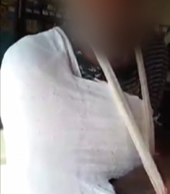 Idoso tem braço e tórax engessado por cima da roupa durante atendimento em UPA