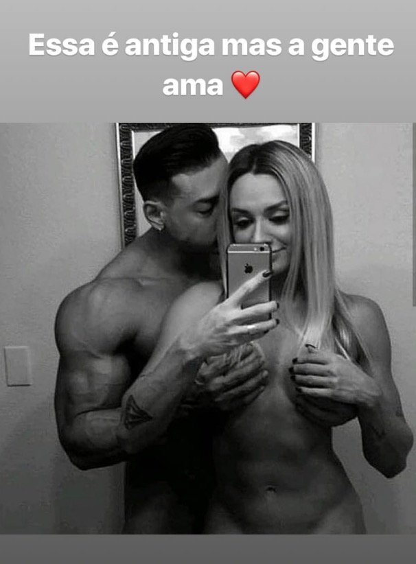 De nu frontal, Juju Salimeni e Felipe Franco posam em frente ao espelho