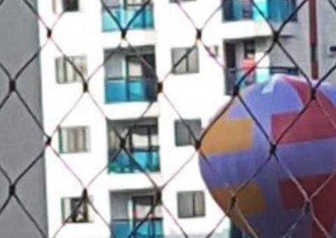 Balão de ar quente cai em cima de prédio e deixa moradores desesperados com fogo