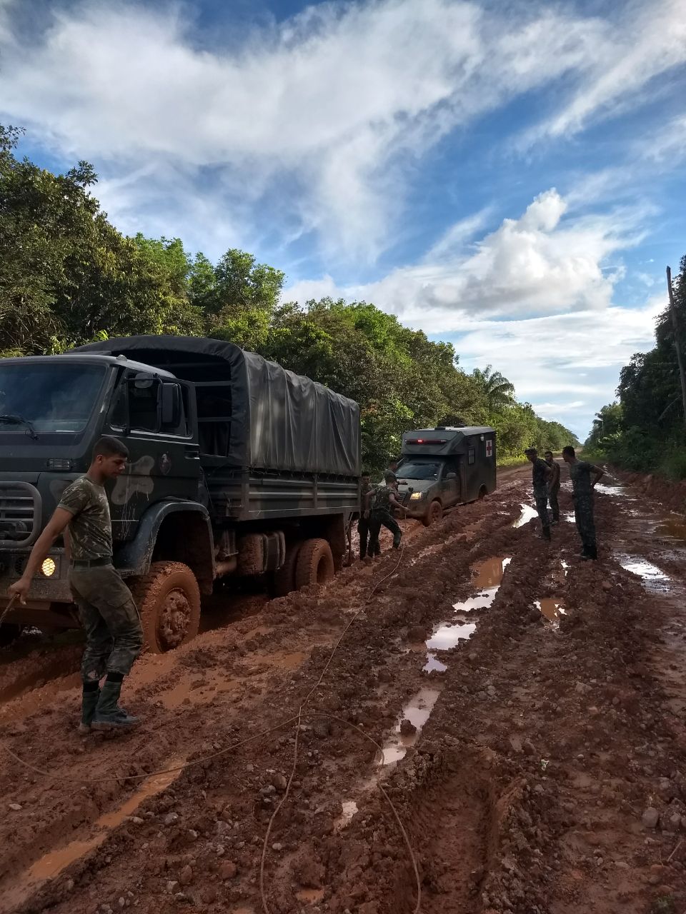 Exército conclui resgate de 27 passageiros de ônibus atolado na BR-319