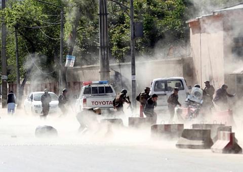 Duplo atentado em Cabul deixa ao menos 25 mortos nesta segunda