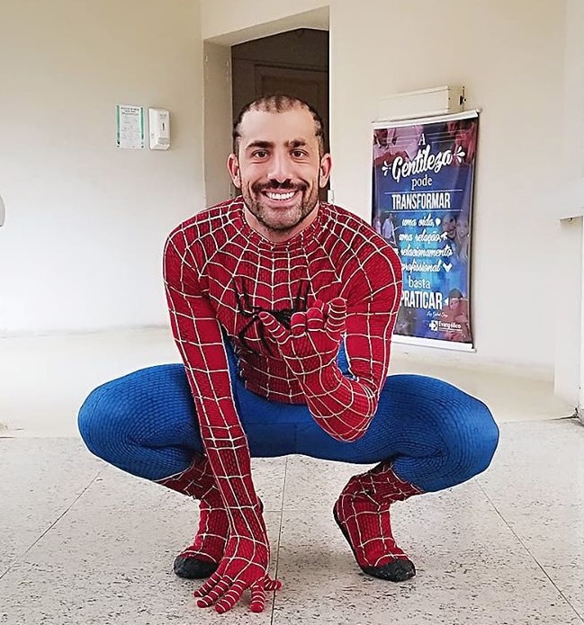 Kaysar se fantasia de Homem-Aranha para visitar crianças em hospital 