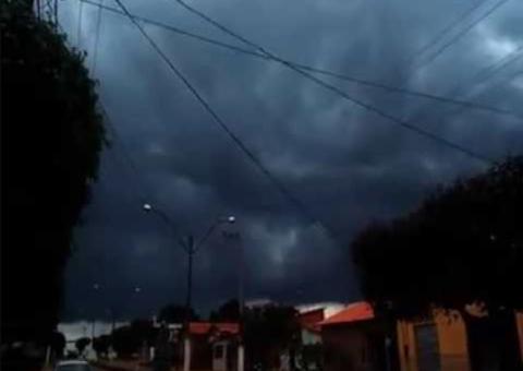 Tempestade mata mais de 70 pessoas e deixa 140 feridos na Índia