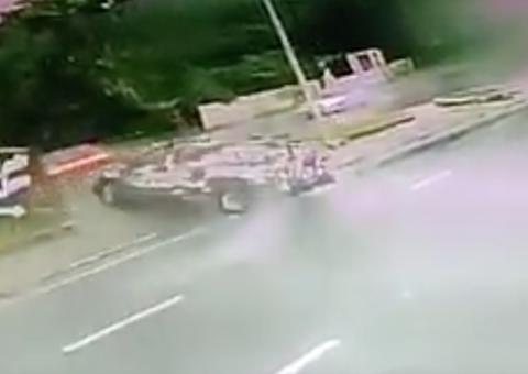 Vídeo mostra momento exato que viatura da Rocam desliza e capota em Manaus