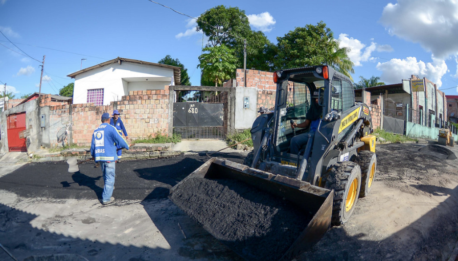 Prefeitura recupera malha viária e drenagem profunda em ruas de Manaus