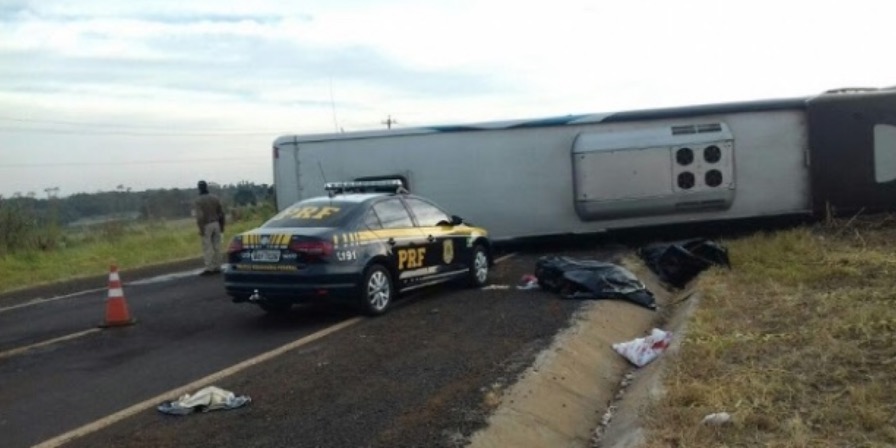 Colisão frontal entre carro e ônibus deixa 9 mortos em rodovia