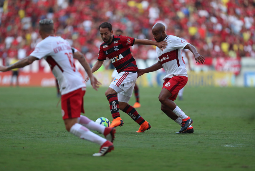 Na volta de Guerrero, Flamengo vence o Internacional e segue líder do Brasileiro