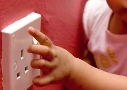 Bebê de 8 meses morre após puxar tomada dentro de casa