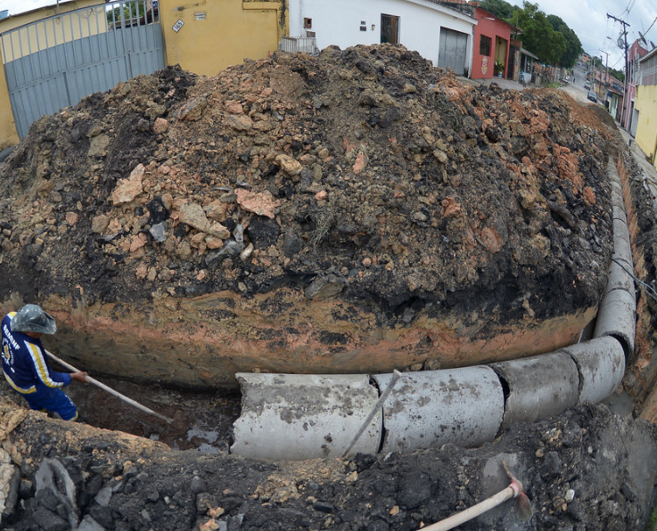 Prefeitura instala rede de drenagem e contém alagamentos em rua de Manaus
