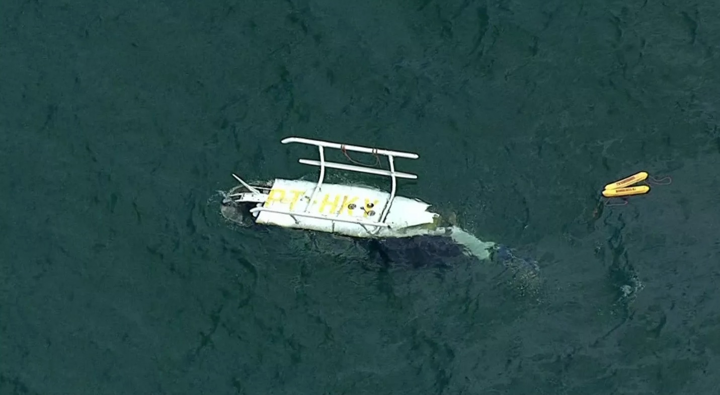 Helicóptero cai na praia da Barra da Tijuca