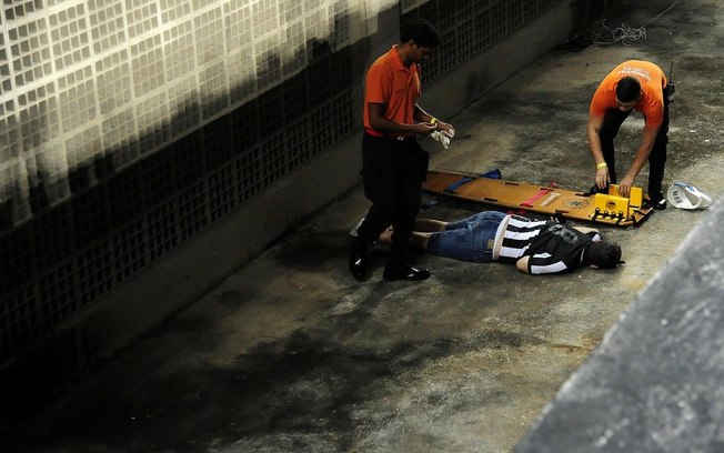 Torcedor tenta tirar foto perfeita e cai 'de cara' em fosso de estádio