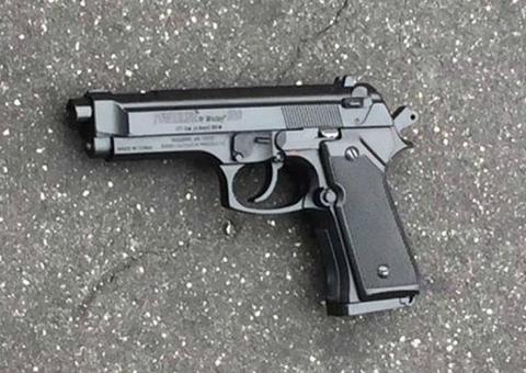 Com pistola falsa, homem é preso dentro de micro-ônibus em Manaus