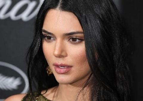  Kendall Jenner vai com seios à mostra à festa em Cannes