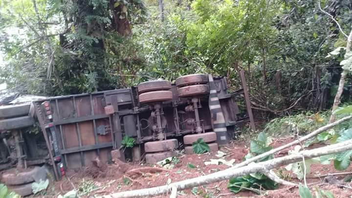 Acidente grave envolvendo três caminhões deixa feridos na BR 174