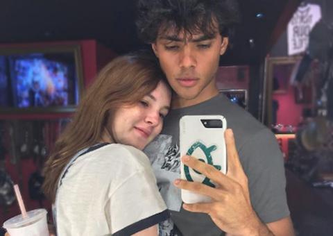 Par romântico em ‘Malhação’, atores são flagrados aos beijos em jantar