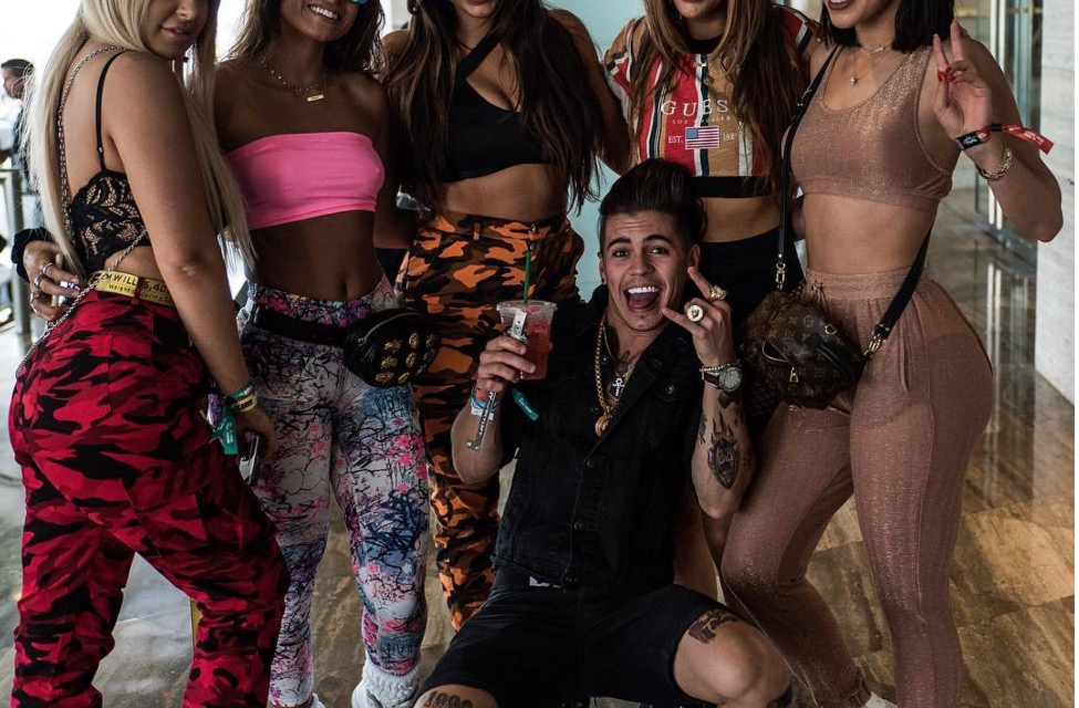 Biel posta foto cercado de mulheres e manda indireta para ex que o acusou de agressão 