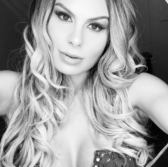 Mendigata exibe bumbum empinado em foto completamente nua e fãs piram 'delícia'