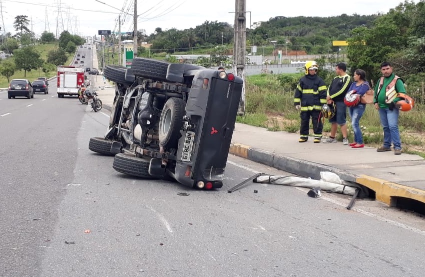 Homem fica ferido após picape capotar na Avenida das Torres 