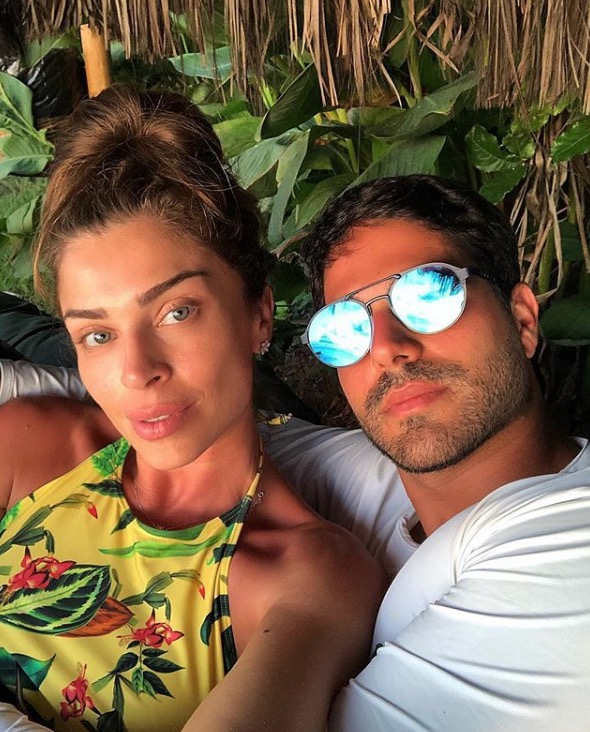 Grazi Massafera posa de biquíni com o namorado em Fernando de Noronha
