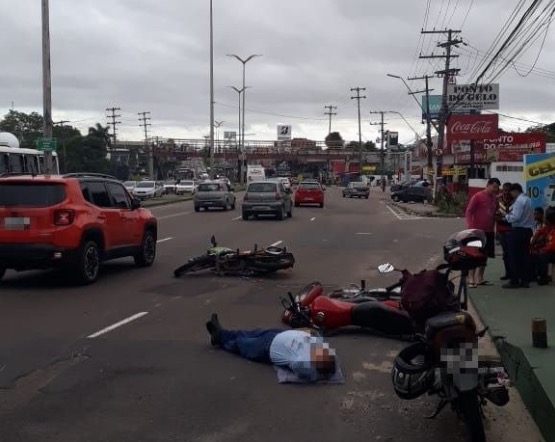 Motocicletas se chocam e homem fica ferido na avenida Torquato Tapajós
