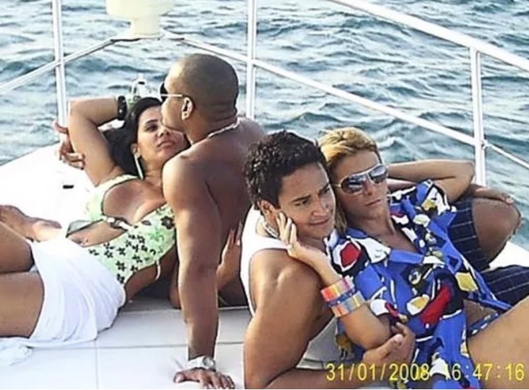 Scheila Carvalho revira o baú e posta foto antiga com Carla Perez e Xanddy