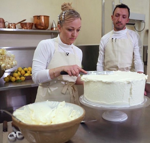 Família Real divulga preparo do bolo de casamento de Harry e Meghan