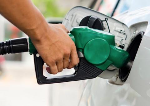 Governo estuda baratear preço do combustível, diz Moreira Franco