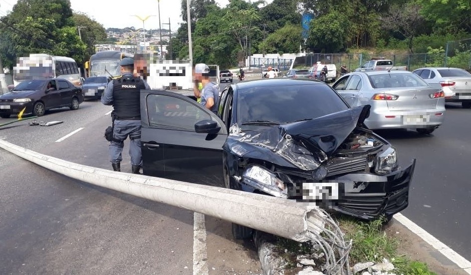 Carro desgovernado derruba poste na avenida Cosme Ferreira