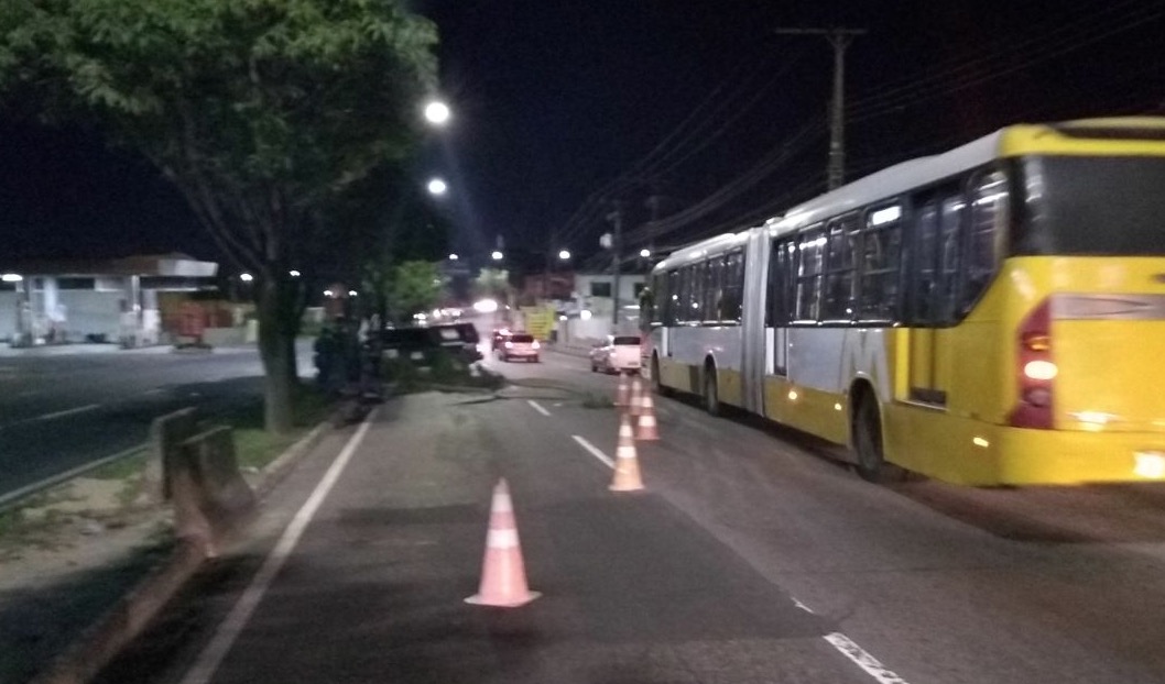 Menos de 24h após derrubar poste, outro carro causa acidente na avenida Cosme Ferreira