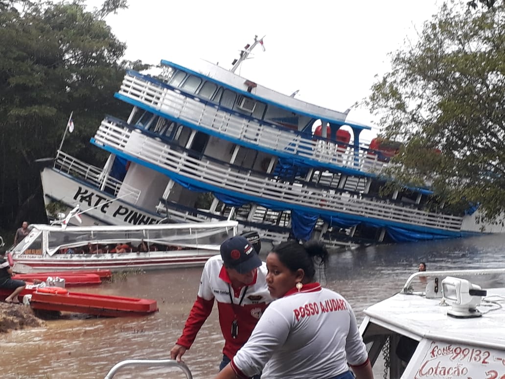 Passageiros entram em pânico após barco ficar à deriva e afundar no Amazonas