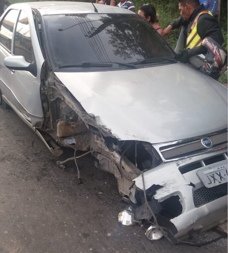 Bêbada causa acidente e deixa casal de pastores idosos presos à ferragens em Manaus