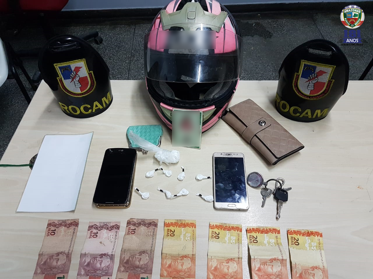 Mulher é presa e menino de 12 anos apreendido suspeitos de vender drogas em Manaus