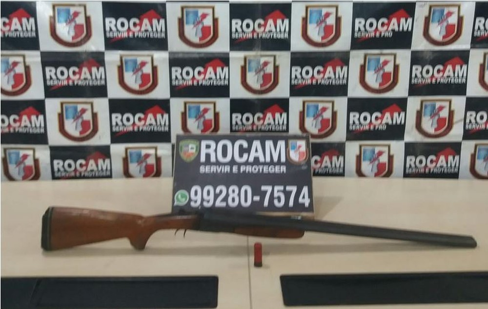Novinho é preso ao ser flagrado passeando com espingarda em beco de Manaus