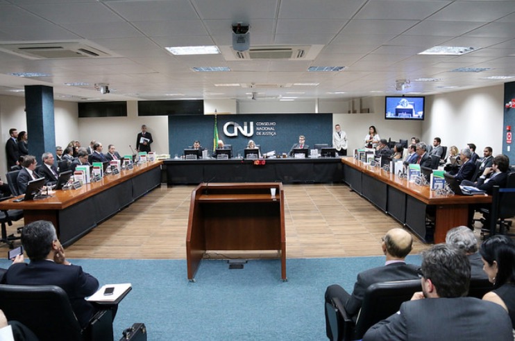 Poliamor divide conselheiros do CNJ, que suspendem sessão
