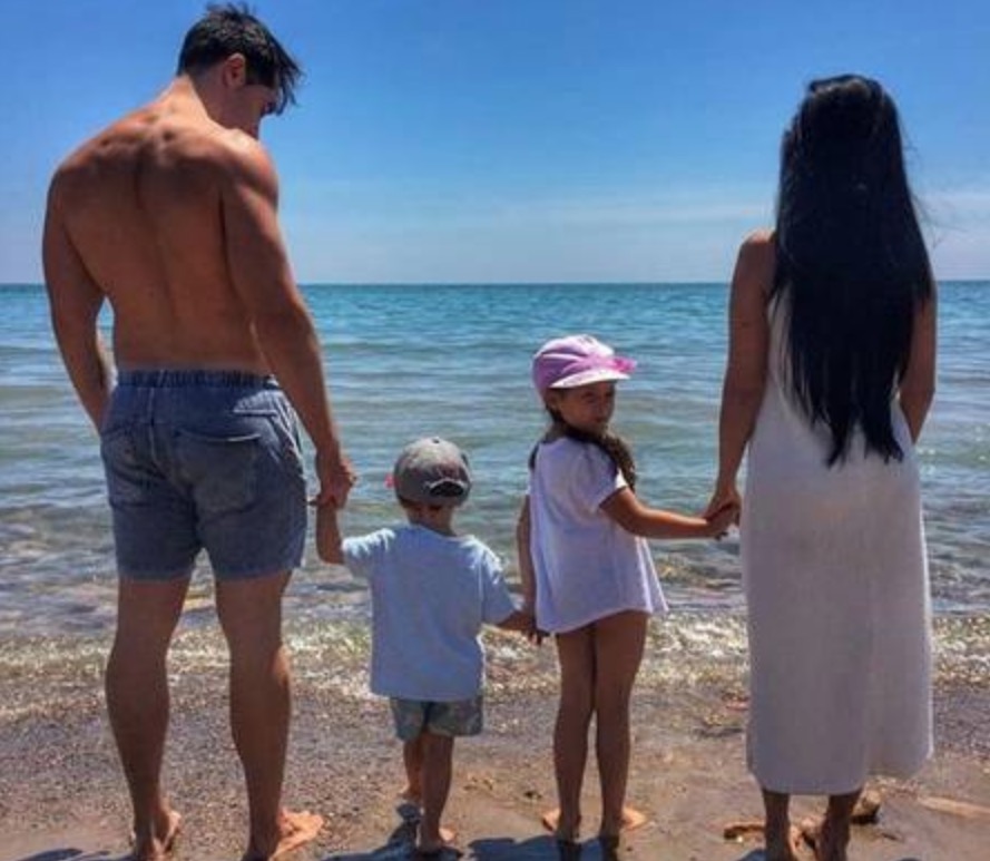 Simaria aparece em foto rara com marido em praia na Espanha