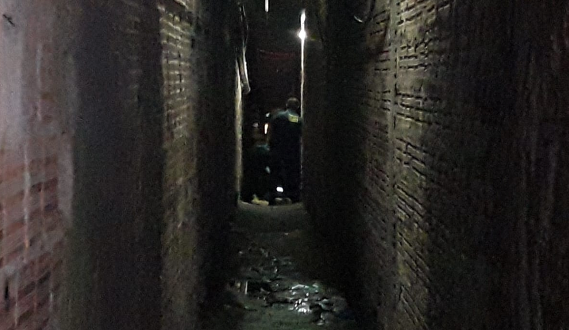 Dirigindo motocicleta, homem entra em beco e é executado com seis tiros em Manaus