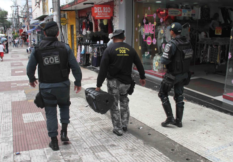 Operação de combate à poluição sonora apreende caixas de som de lojas em Manaus