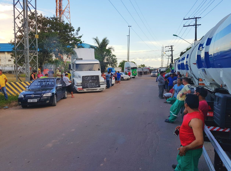 Caminhoneiros fazem protesto e bloqueiam acesso a distribuidoras no Distrito Industrial